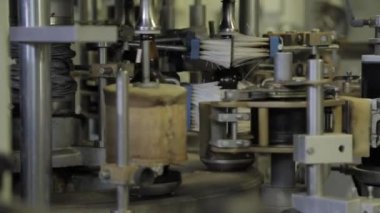 Nakliye hattında bir sürü bira şişesi var. Kilitli atış. 1080p.