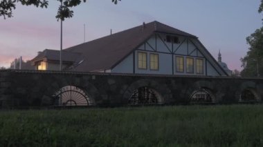 Aydınlatılmış camları olan gece bira fabrikası. Turna atışı. 4k.