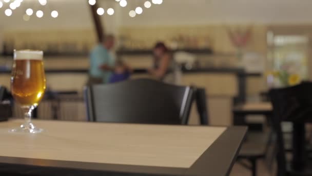 テーブル席にはビールグラス テーブル席には肉とパンの新鮮なサラダが用意されています 板の代わりに木製のディスク ドリーは撃たれた 1080P — ストック動画