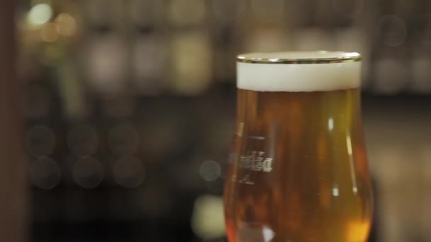 Sklenic Jiného Barevného Piva Žena Vezme Poslední Sklenici Detailní Záběr — Stock video