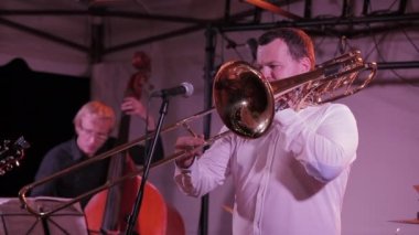 Tromboncunun çaldığı yakın çekim. Birkaç müzisyenden biri. 1080p.