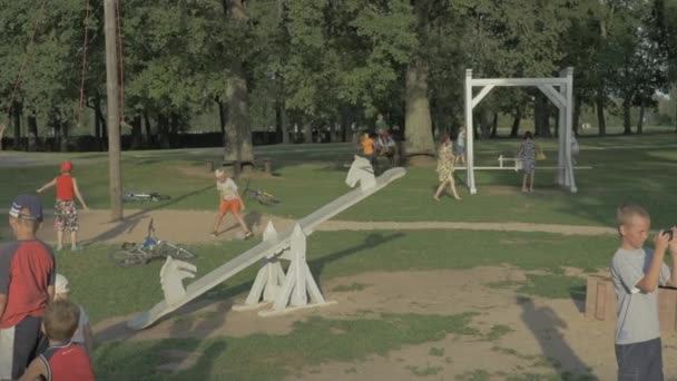 Guindaste Tiro Crianças Felizes Divertindo Balanços Cavalos Damas Parque — Vídeo de Stock