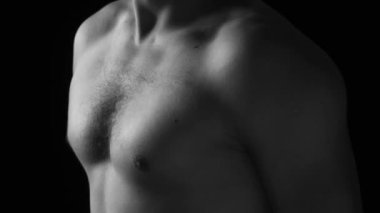 Hareket eden, dans eden bir kadın ve erkek modelin siyah beyaz videosu. Vücut, deri, göğüs, el. - Sanat. Müzik videosu için iyi. Yakın plan..