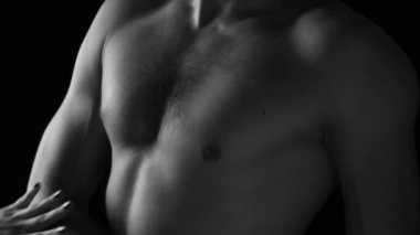 Hareket eden, dans eden bir kadın ve erkek modelin siyah beyaz videosu. Vücut, deri, göğüs, el. - Sanat. Müzik videosu için iyi. Yakın plan..