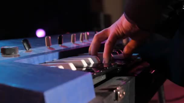 Primo Piano Delle Mani Del Musicista Che Suonano Vecchio Sintetizzatore — Video Stock