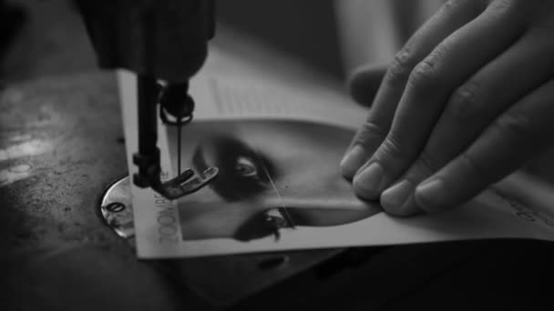 一个女人用老式缝纫机穿过杂志页面的黑白视频 录像艺术项目的好镜头 — 图库视频影像