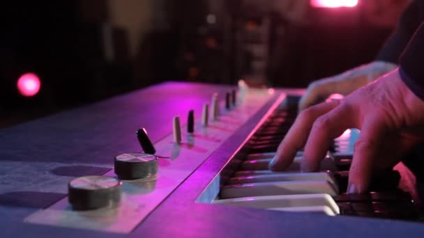Närbild Musiker Händer Spelar Oldschool Synthesizer — Stockvideo