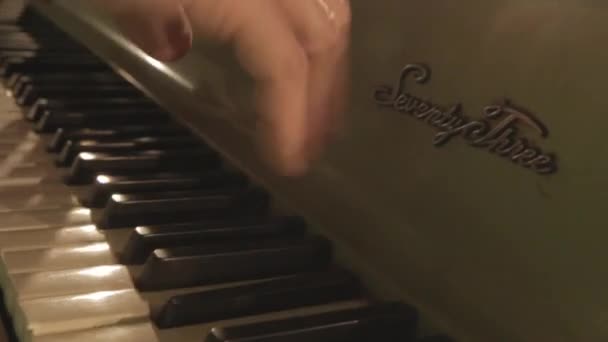 Primo Piano Delle Mani Del Musicista Che Suonano Vecchio Sintetizzatore — Video Stock