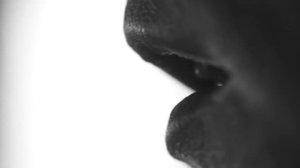 Schwarz Weiß Video Vom Mund Einer Frau Die Redet Oder — Stockvideo