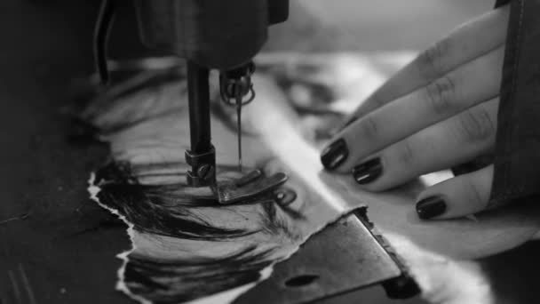 Черно Белое Видео Женщина Протыкает Страницу Журнала Старомодной Швейной Машинкой — стоковое видео