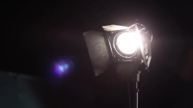 Film stüdyosundaki spot ışıkları. Reklam çekimi prodüksiyonunun perde arkası. Dolly vurdu..