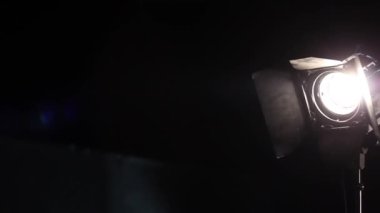 Film stüdyosundaki spot ışıkları. Reklam çekimi prodüksiyonunun perde arkası. Dolly vurdu..