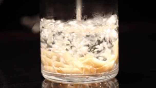 Pasta Makaroner Tillagas Glasbehållare Livsmedelsberedning — Stockvideo