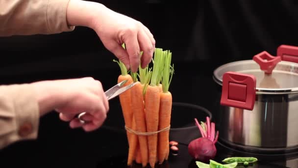 Havuç Sapları Budanmış Yemek Hazırlama — Stok video