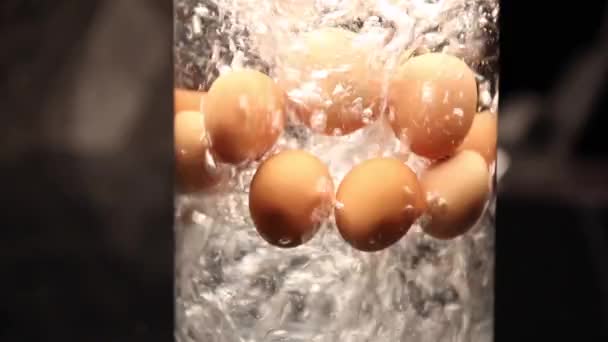 Ägg Kokar Matlagning Vatten Fullt Bubblor — Stockvideo