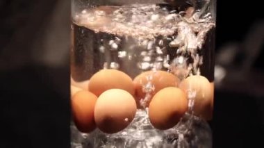 Yumurtalar kaynıyor. Yemek hazırlama. Su kabarcıklarla dolu..