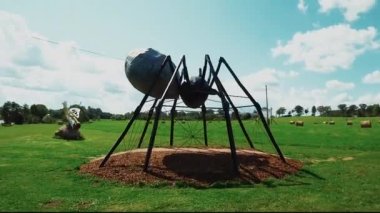 Büyük metal ve taş örümcek heykeli. Taş ve çelikten yapılmış büyük bir örümceğin sabit görüntüsü..