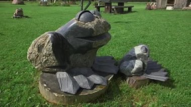 Taş ve metal kurbağa heykelleri. Taş ve çelikten yapılmış komik kurbağa heykelleri..