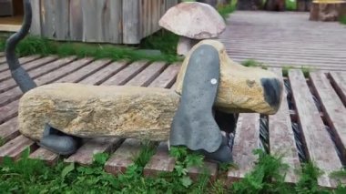 İki dachshun 'un taş ve metal heykelleri. Taş ve çelikten yapılmış komik dachshund heykelleri..