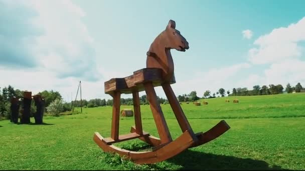 Duża Drewniana Rzeźba Konia Steadicam Strzał Wielkiego Drewnianego Kołysania Rzeźba — Wideo stockowe
