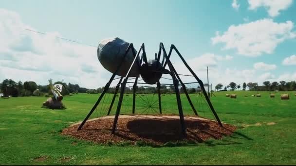 Nagy Fém Pók Szobor Steadicam Lövés Egy Nagy Pók Készült — Stock videók