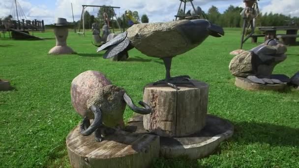 金属石板和乌鸦雕塑 Steadicam用石头和钢铁做的有趣的公羊和乌鸦雕塑拍摄的照片 — 图库视频影像