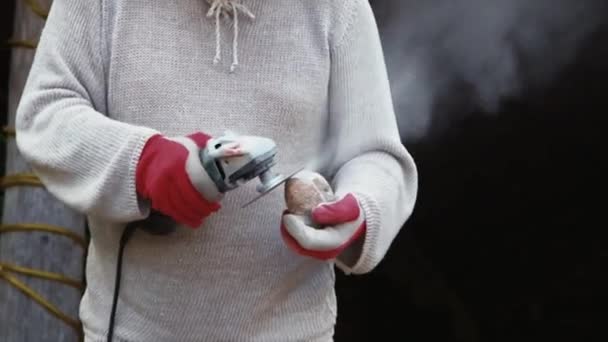 Kunstenaar Snijdt Steen Met Een Molen Hand Gehouden Camera Van — Stockvideo