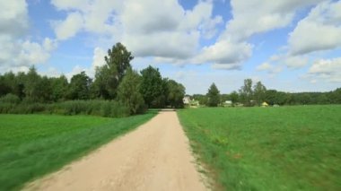 Güzel bir çakıl yolu boyunca kamp alanına giriyoruz. Güzel çakıllı yolda kamp alanına girerken çekilmiş bir fotoğraf..