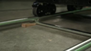 Dolly platformunun raylarda hareketsiz duran görüntüsü