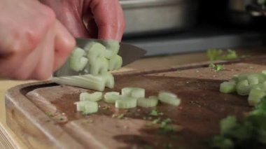 Aşçıların, kerevizi kesen ellerin, yemek hazırlayan ellerin izini sürüyorum.