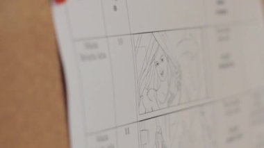 Storybord çizimleriyle birlikte el kameralı makro yavaş çekim.