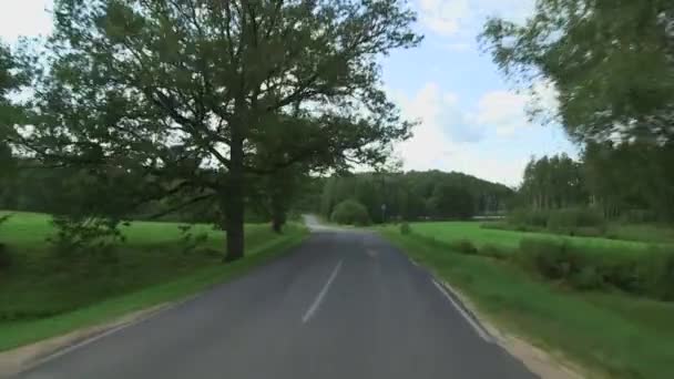 美しい田舎道をドライブして 風光明媚な田園地帯をスムーズに走る様子を — ストック動画