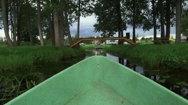 Лук Лодки Плавании Лодке Реке Снимок Медленно Плывущего Реке Катера — стоковое видео