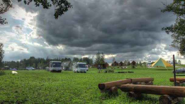 Vista General Del Camping Timelapse Con Nubes Movimiento Rápido Toma — Vídeos de Stock