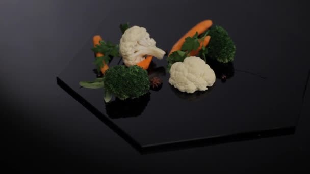 Tiro Estático Mesa Vidro Preto Rotativo Com Prato Com Brócolis — Vídeo de Stock