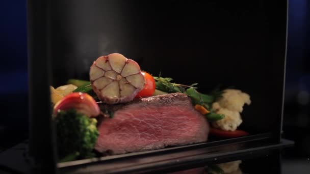 Tiro Estático Interior Rotativo Fogão Com Carne Cebola Alho Brócolis — Vídeo de Stock