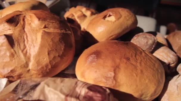 Dolly Detailní Záběr Spoustu Různých Bochníků Chleba Bílý Chléb Teplé — Stock video