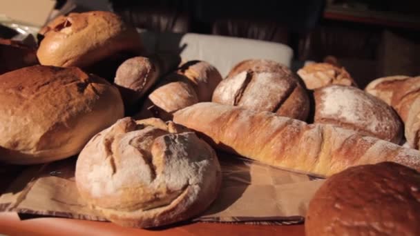 Dolly Zbliżenie Strzał Wielu Różnych Bochenków Chleba Biały Chleb Ciepłe — Wideo stockowe