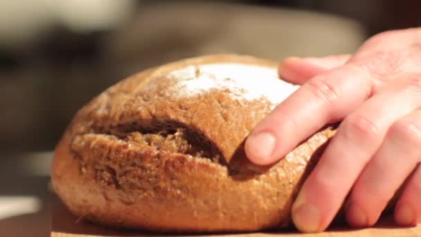 Statický Makrosnímek Bílého Chleba Rozříznutý Vejpůl Pak Rozřízne Další Plátek — Stock video