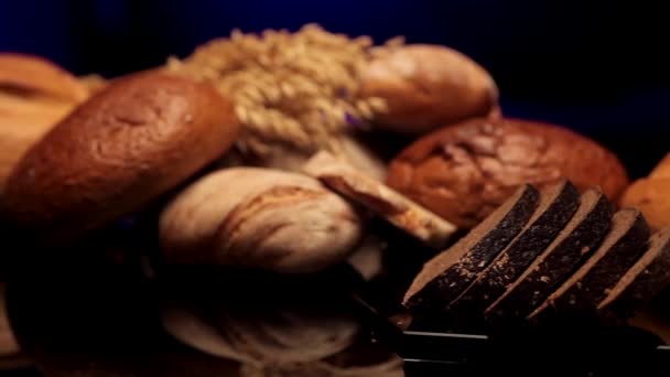 Dolly Detailní Záběr Ženské Ruky Plátek Žitného Chleba Různé Bochníky — Stock video