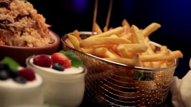 Farklı Yemeklerden Yakın Çekim Çekimleri Etli Risotto Dutlu Çöl Patates — Stok video