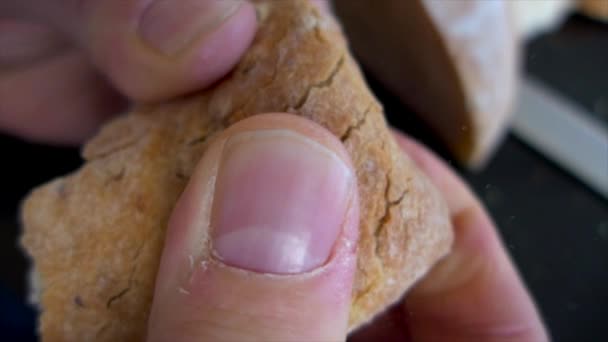 Estática Macro Câmera Lenta Tiro Dos Dedos Homem Quebrando Pão — Vídeo de Stock
