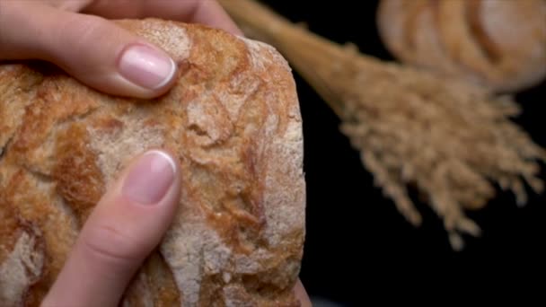 Statyczny Makro Powolny Ruch Ujęcie Palców Kobiety Łamanie Białego Chleba — Wideo stockowe