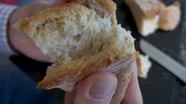 Statické Makro Zpomalení Záběr Lidské Prsty Lámat Bílý Chléb — Stock video