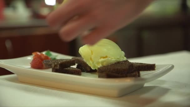 Dolly Macro Shot Dessert Making Bola Helado Amarillo Coloca Trozos — Vídeo de stock