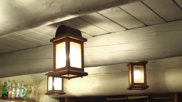 Dolly Zbliżenie Strzał Starego Stylu Lampy Suficie Starego Domu Latać — Wideo stockowe