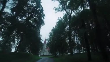 Bir tepenin üstündeki çok eski kilisenin karanlık atmosferinin geniş açılı görüntüsü.
