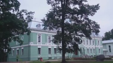 Yenilenmiş mavi-yeşil bir şatonun buharlı çekimleri, akşam, gri gün