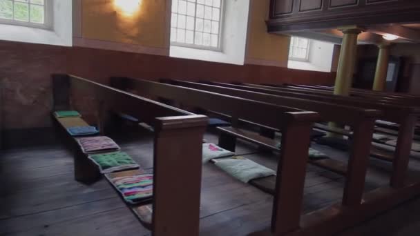 Steadicam Tembakan Lebar Baris Bangku Gereja Dengan Bantal Berwarna Warni — Stok Video