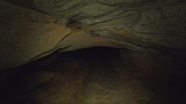 Duvarlardan ve yeraltı kumtaşı mağarasının tavanından ışığa açılan geniş bir açı.